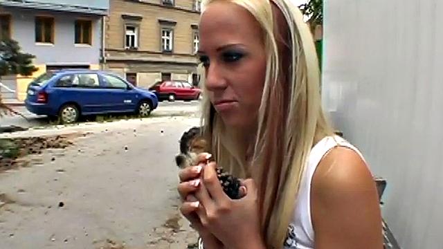 публичная шлюха получает жесткий трах на улице