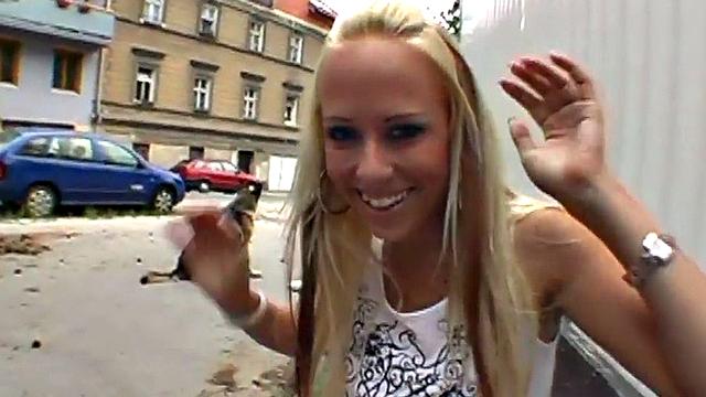публичная шлюха получает жесткий трах на улице