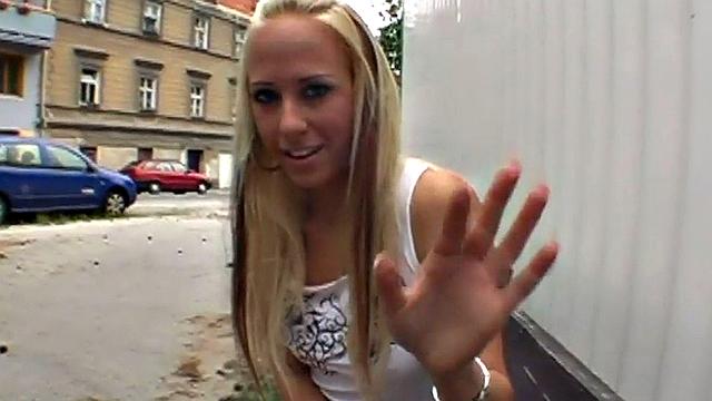 публичная шлюха получает жесткий трах на улице