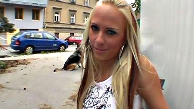 публичная шлюха получает жесткий трах на улице