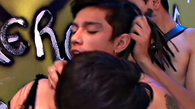 Уолтер, Дейви и Тито не сдерживают страсть, жёстко трахаются втроём без презерватива