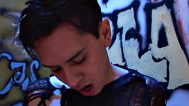 Уолтер, Дейви и Тито не сдерживают страсть, жёстко трахаются втроём без презерватива