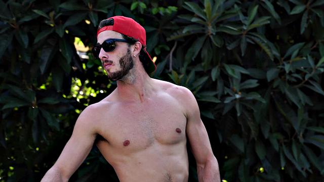 Ella Nova раздолбала диван так, что трусики еле выжили