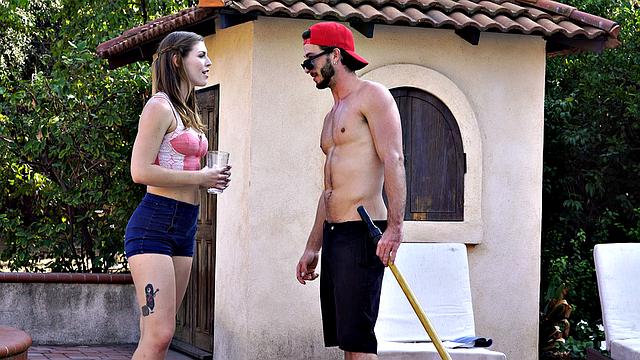 Ella Nova раздолбала диван так, что трусики еле выжили