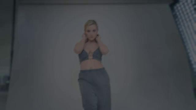 Бюстгальтер Блейк Блоссом заводит своим телом и страстно скачет на члене