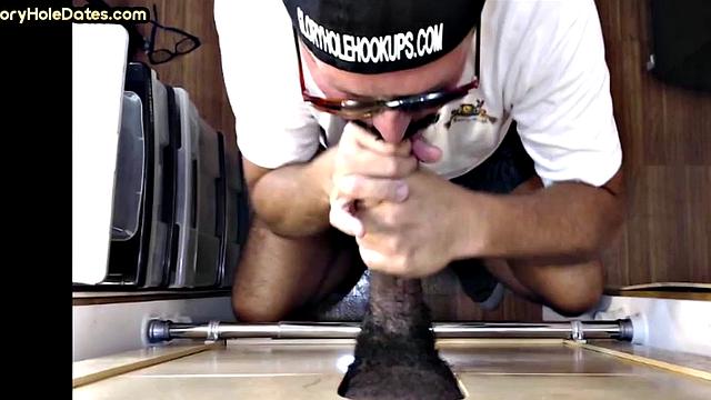 жадный рот берет мощный член в глори-холе