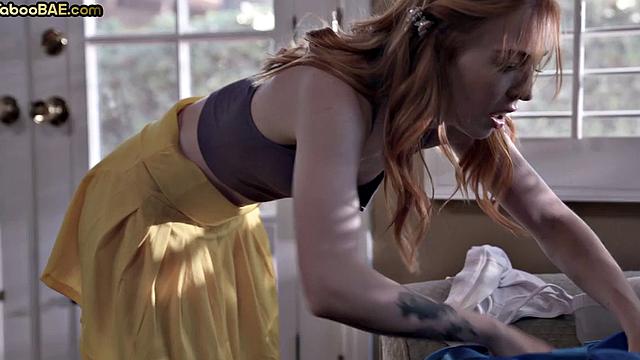 стройная рыжая с тату сосёт член и получает глубокий трах от парня