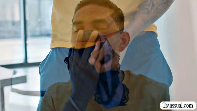 Подглядывай, как зрелая мачеха трахается с транссексуалкой и зовет тебя присоединиться к ним в тройке с shemale!