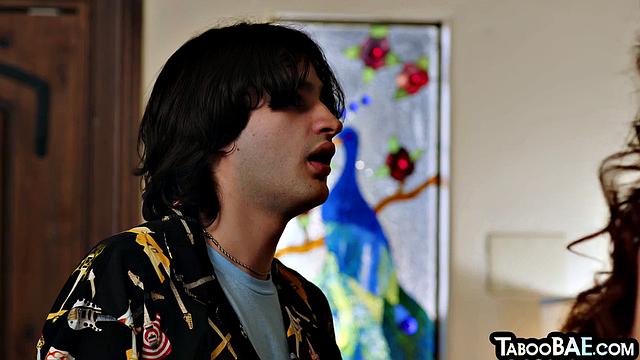 Опытная дама в чулках глубоко заглатывает член молодого любовника перед бурным сексом.