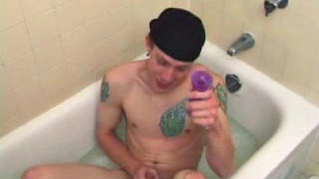 шейн отдыхает в ванной, раздвигает жопу и шутит с фиолетовым дилдо