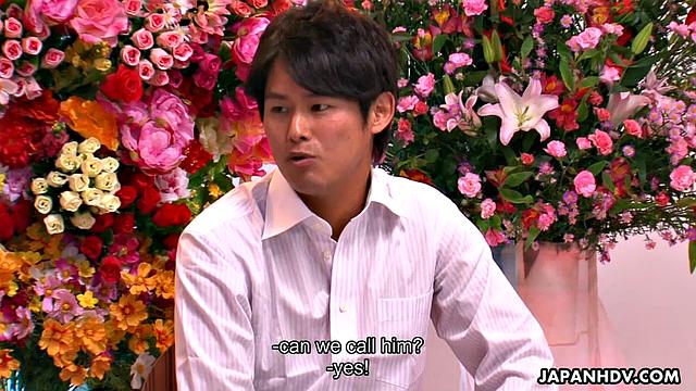 медсестра Рино Асука страстно трахается с пациентом и не сдерживает стоны