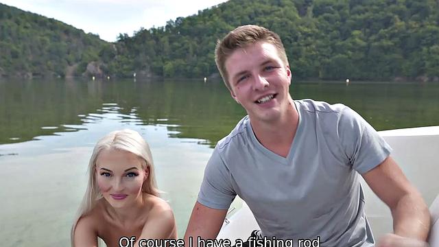 чешская блондинка с гладкой киской трахается на лодке