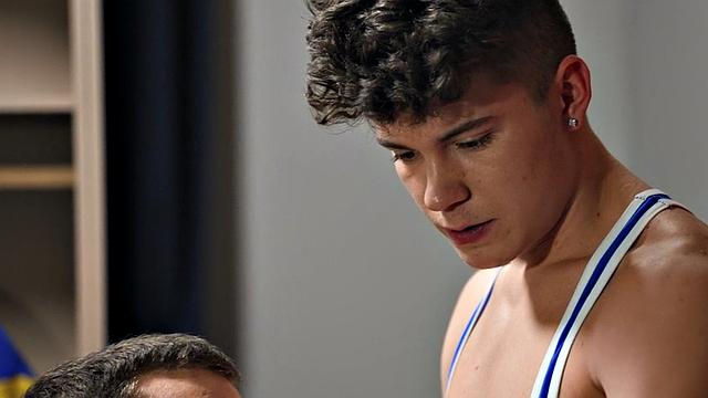 Str8 trainer gets fucked by sportive twink in locker room