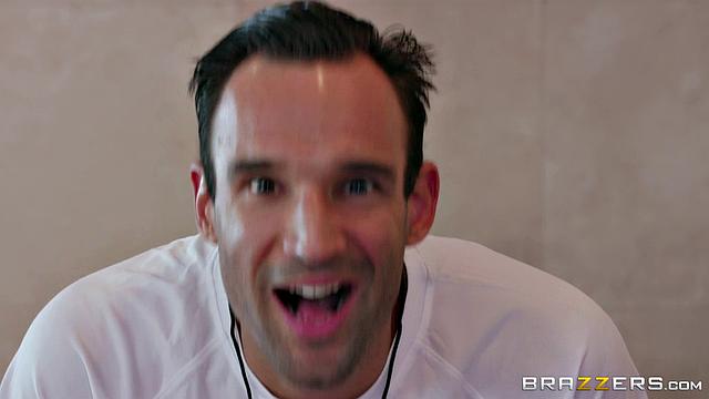 Валентина Наппи прыгает на скакалке, пока Алекс Леженд держит её за масляную грудь и трахает жёстко на ковре.