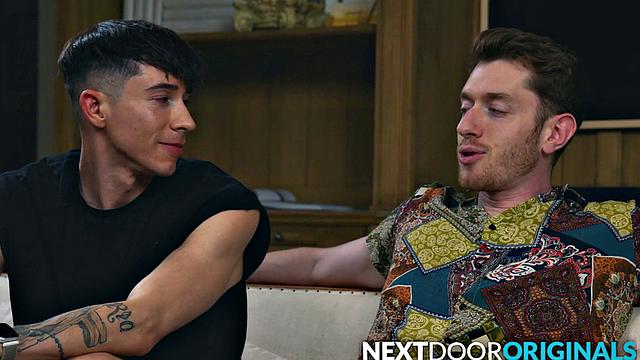 Три качка трахаются с призраком в раздевалке