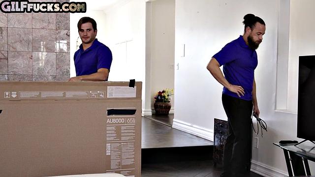 Cock-hungry cougar deepthroating 2 dicks