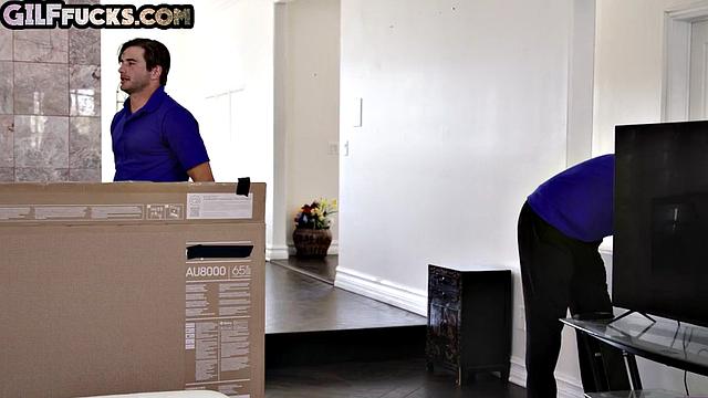 Cock-hungry cougar deepthroating 2 dicks