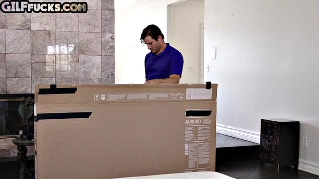 зрелая в очках глотает два члена и не моргает глазом