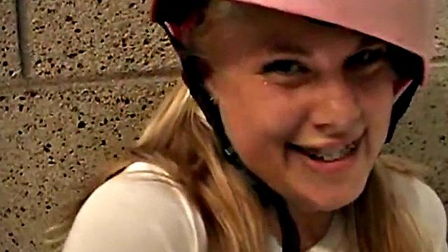 яркая блондинка без тормозов дрочит свою киску в туалете