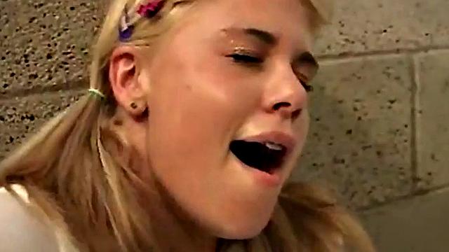 яркая блондинка без тормозов дрочит свою киску в туалете