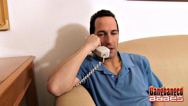 пышногрудая брюнетка в центре дикого группового секса