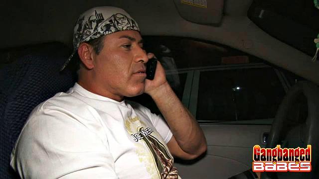 пышногрудая брюнетка в центре дикого группового секса