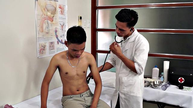 азиатский доктор шутит и делает минет с пальцем в придачу