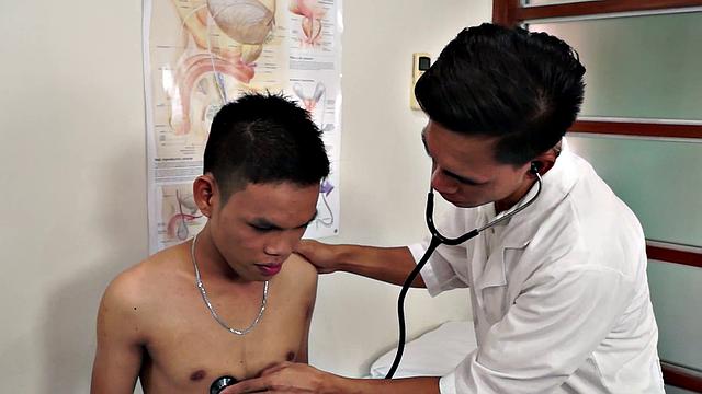 азиатский доктор шутит и делает минет с пальцем в придачу