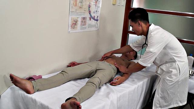 Seducing Asian doctor blows patient and fingers asshole