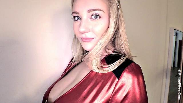 Бет Лили разыгрывает пожарную, но её сиськи сами требуют спасения