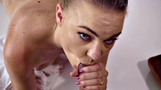 Скользкая красотка: масло, массаж и реальный хер вместо соли