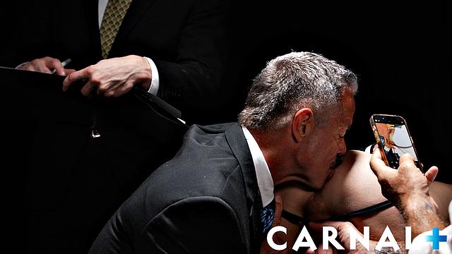 волосатые мишки лижут и трахают пальцами в жёстком тройничке