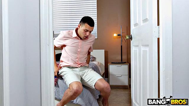 Каска Акашова трахает пасынка, чтобы скрыть его шалости с её бельём.