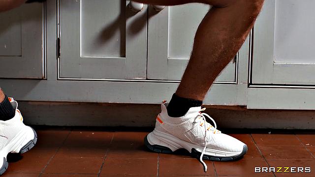 Две одинаковые подруги - один член, споры решают с отсосом