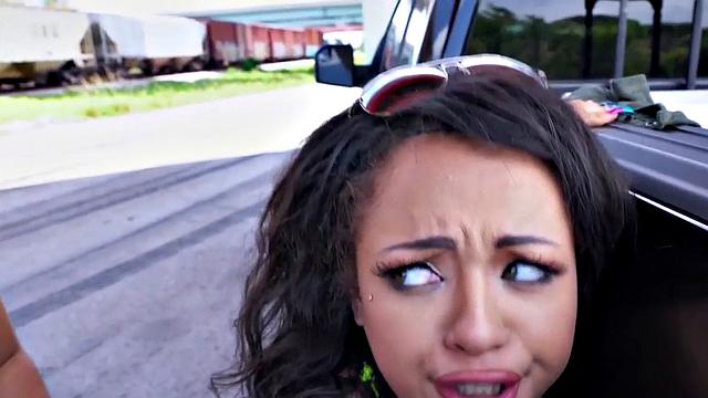 стройная брюнетка в шортах трахается на улице и получает в жопу