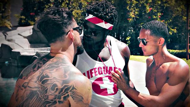 Манул Скай случайно возбуждается от откровенного фото и страстно трахает взрослого пасынка без резинки, гей-секс с мускулистыми парнями, французские субтитры.