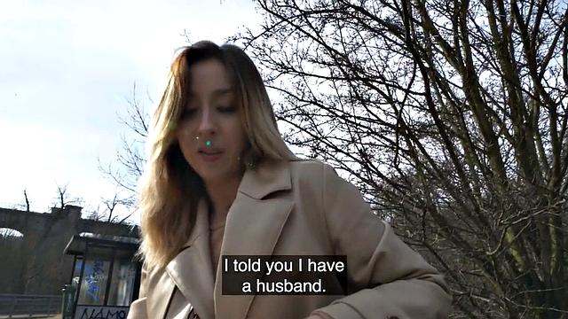 зрелая в чулках глотает член на улице