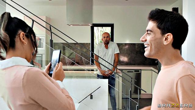 Два соседа жестко трахают новую соседку Citah с шикарной жопой и большими сиськами в анал и двойное проникновение, когда узнают её по порно видео.