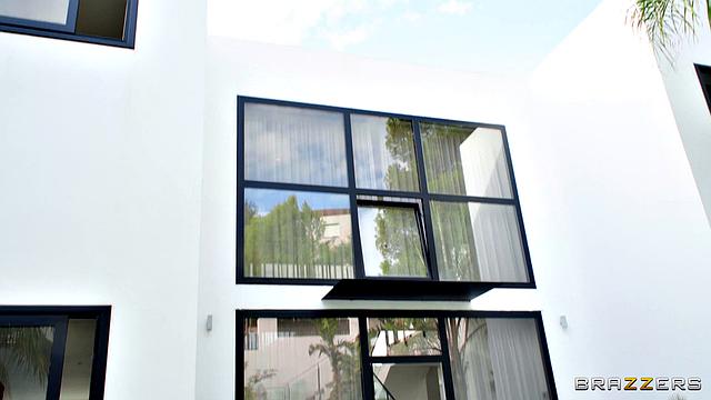 Два соседа жестко трахают новую соседку Citah с шикарной жопой и большими сиськами в анал и двойное проникновение, когда узнают её по порно видео.