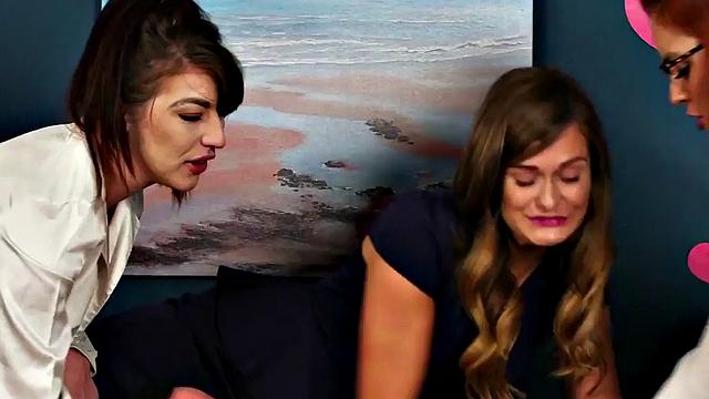 рыжая толстушка рулит cfnm вечеринкой-британки не могут держать руки при себе