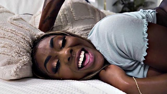 черная красотка в шортах дико скачет на мощном bbc в позе наездницы