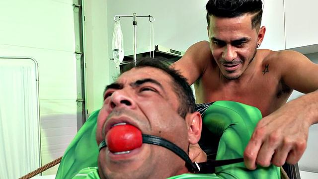 жёсткое бдсм: косплеер в чулках получает по полной в медкабинете