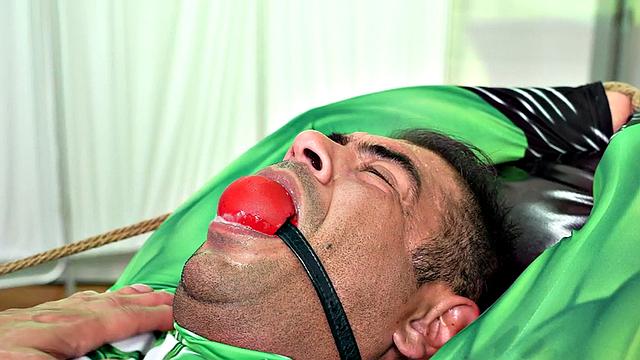 жёсткое бдсм: косплеер в чулках получает по полной в медкабинете