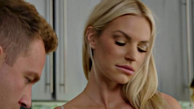 Огромные титьки в масле: зрелая устроила праздник члену