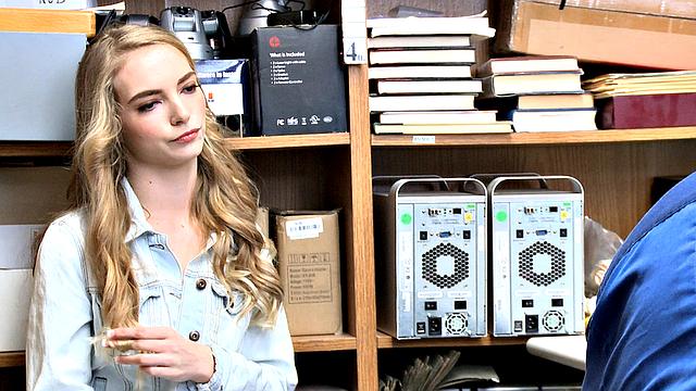 блондинка на вписке обслуживает гостей, никто не скучает