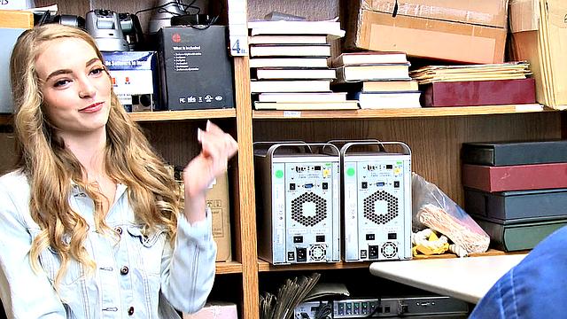 блондинка на вписке обслуживает гостей, никто не скучает