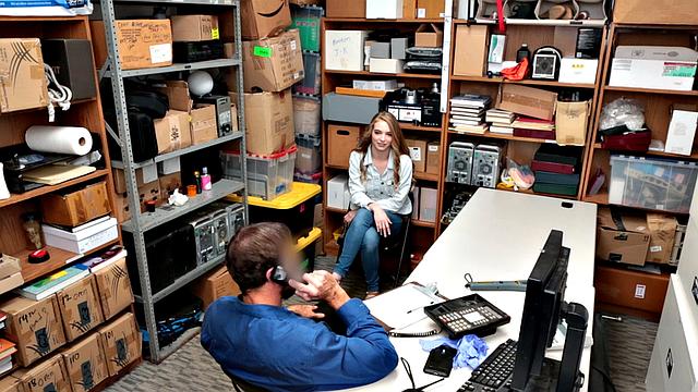 блондинка на вписке обслуживает гостей, никто не скучает