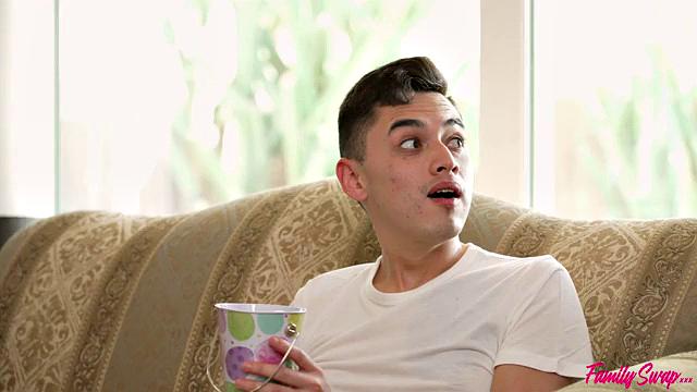 Сочная мамка Кейтлин Белл и страстная Скарлет Скайс устраивают жаркую пасхальную смену партнёров