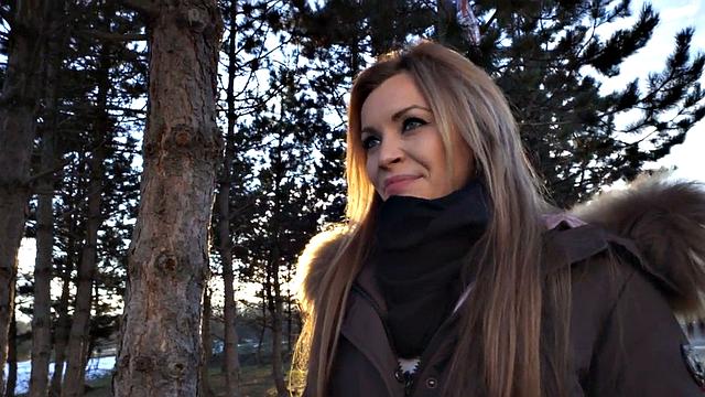 Cheap amateur babe fucked by a stranger for money after casting