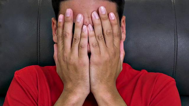 блондинистая мачеха на каблуках делает глубокий минет и скачет на пасынке задом наперёд